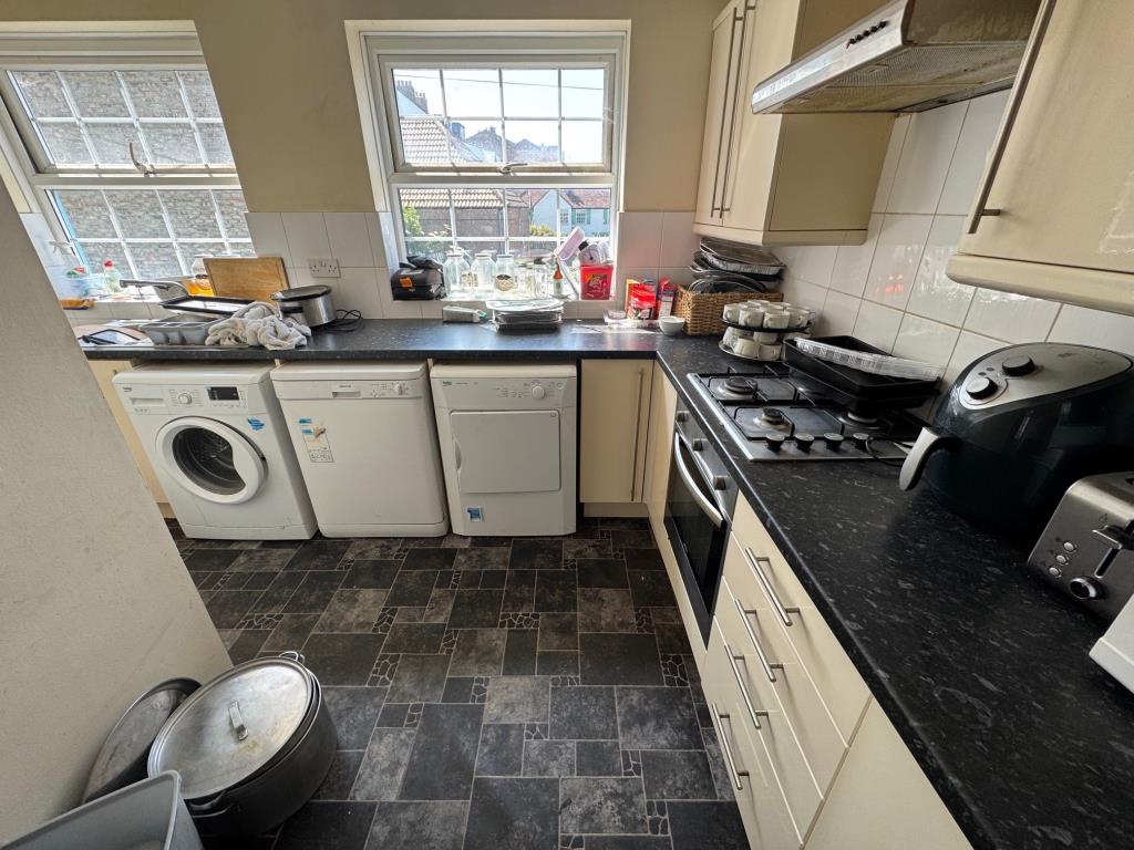 Lot: 122 - SEAFRONT PUBLIC HOUSE WITH THREE-BEDROOM FLAT WITH SEA VIEWS - Flat - Kitchen